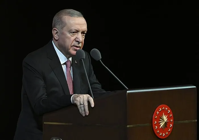 kultur-sanat-buyuk-odulleri-sahiplerini-buldu-baskan-erdogandan-net-mesaj-ayrim-yapmaksizin-her-sanatci-basimi-1735144253794.jpeg Başkan Erdoğan, 'Kültür ve Sanat Büyük Ödülleri' töreninde konuştu (Foto: AA)