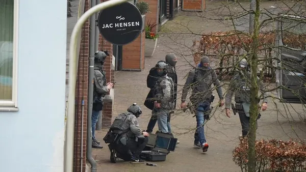 hollandada-kirmizi-alarm-cok-sayida-kisi-rehin-alindi-1711798016320.jpeg Hollanda'da kırmızı alarm! Çok sayıda kişi rehin alındı - 1
