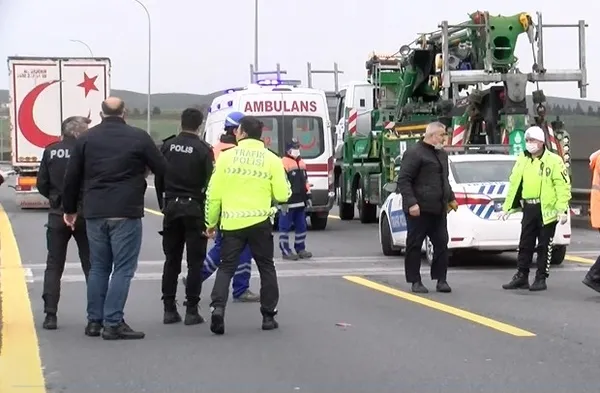 Son dakika: İstanbul Büyükçekmece'de TIR polis aracına çarptı! TEM kapandı... - 1
