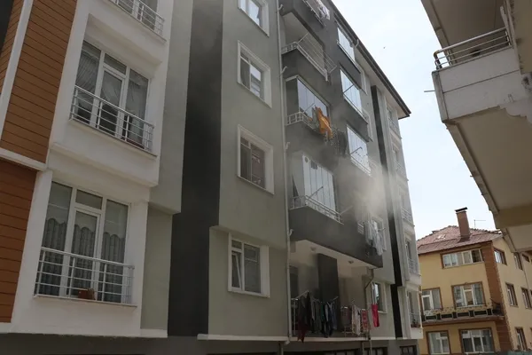esyalari-yandi-gozu-yasli-kadin-ev-sahibine-nasil-anlatacagini-dusundu-1650981200987.jpg Eşyaları yandı, gözü yaşlı kadın ev sahibine nasıl anlatacağını düşündü - 3
