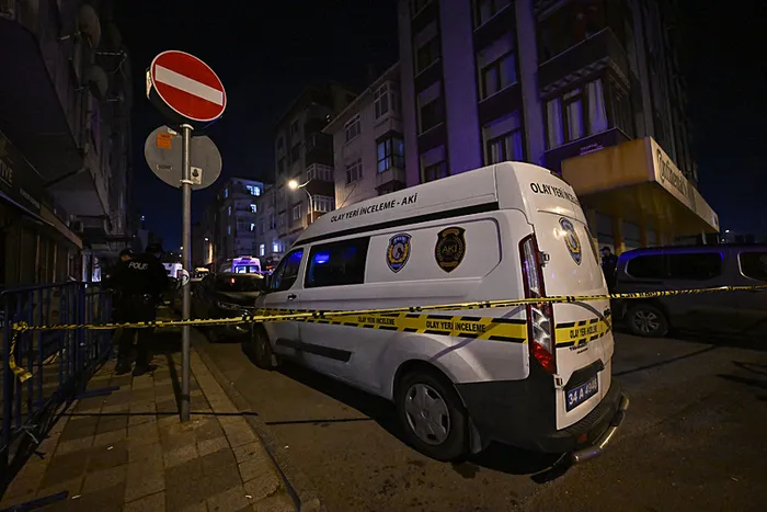 umraniyede-baba-ve-oglu-arasinda-kavga-2-kisi-hayatini-kaybetti-1761974715765.jpeg İstanbul Ümraniye'de kanlı gece! 9 yaşındaki oğlunu ve kardeşini katletti - 3