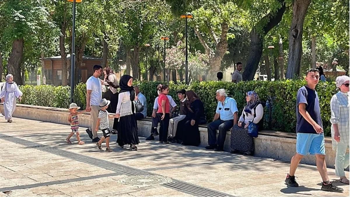 sicakliklar-guneyde-zirve-yapacak-karadenizde-yagis-var-1784270704340.jpg Akdeniz’in doğusunda deniz suyu sıcaklığı 31 dereceye ulaşırken yüksek nem bölge genelinde etkili olacak. (Foto: A Haber)