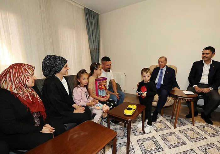 yeni-yuvada-ilk-misafir-baskan-erdogan-iste-o-samimi-anlar-1729957048926.jpg Yeni yuvada ilk misafir! Başkan Erdoğan'dan depremzede aileye ziyaret | İşte o samimi anlar... - 2