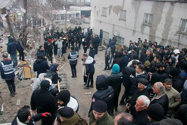 Son dakika | Kahramanmaraş'ta 7,7 büyüklüğünde deprem! Kızılay'dan genel çağrı: Acil kan verin - 1