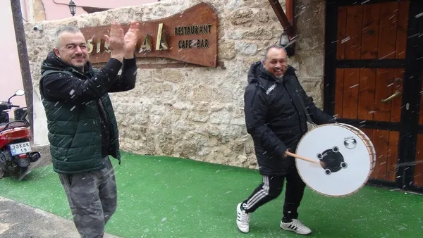 mersinde-7-yilin-ardindan-ilk-defa-kar-yagdi-vatandastan-davullu-zurnali-kutlama-1643107256404.jpg Mersin’de 7 yılın ardından ilk defa kar yağdı! Vatandaştan davullu zurnalı kutlama - 5