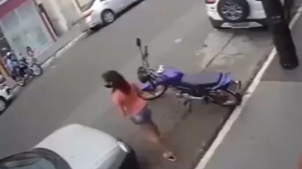 İzleyince dizlerinin bağı çözüldü! Kız kardeşini böyle kurtardı