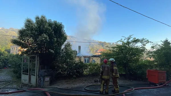 Son dakika: Beykoz’da 2 katlı müstakil evin çatısında yangın - 1