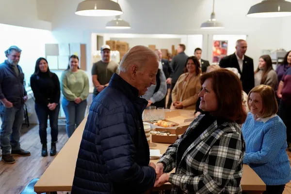 Biden kimyasal olmadığını kanıtlamak için musluk suyu içti