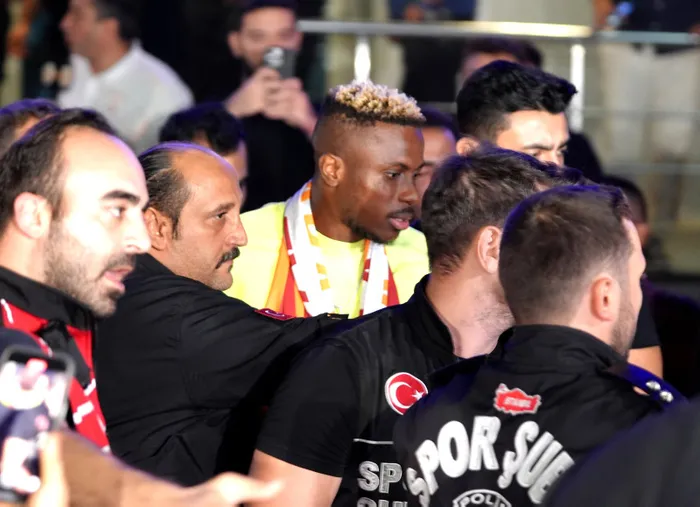 Galatasaray Victor Osimhen’i KAP’a bildirdi! Yıldız forvet İstanbul’a geldi