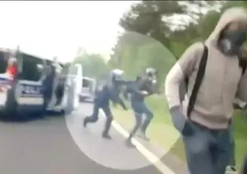Fransız polisi gazeteci dövdü