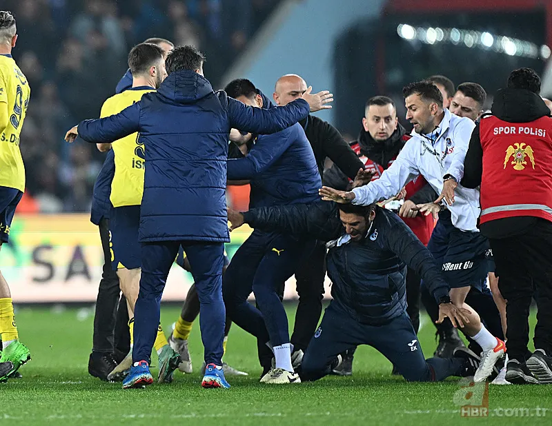 Akyazı'da olay var! Maç sonu sahaya giren taraftarlar Fenerbahçeli futbolcular ile kavga etti | Soruşturma başlatıldı 15