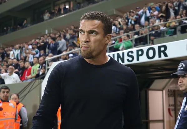 besiktas-taraftari-valerien-ismaele-kapiyi-gosterdi-istifa-sesleri-1665952281791.jpg Beşiktaş taraftarı Valerien Ismael'e kapıyı gösterdi: İstifa sesleri - 3