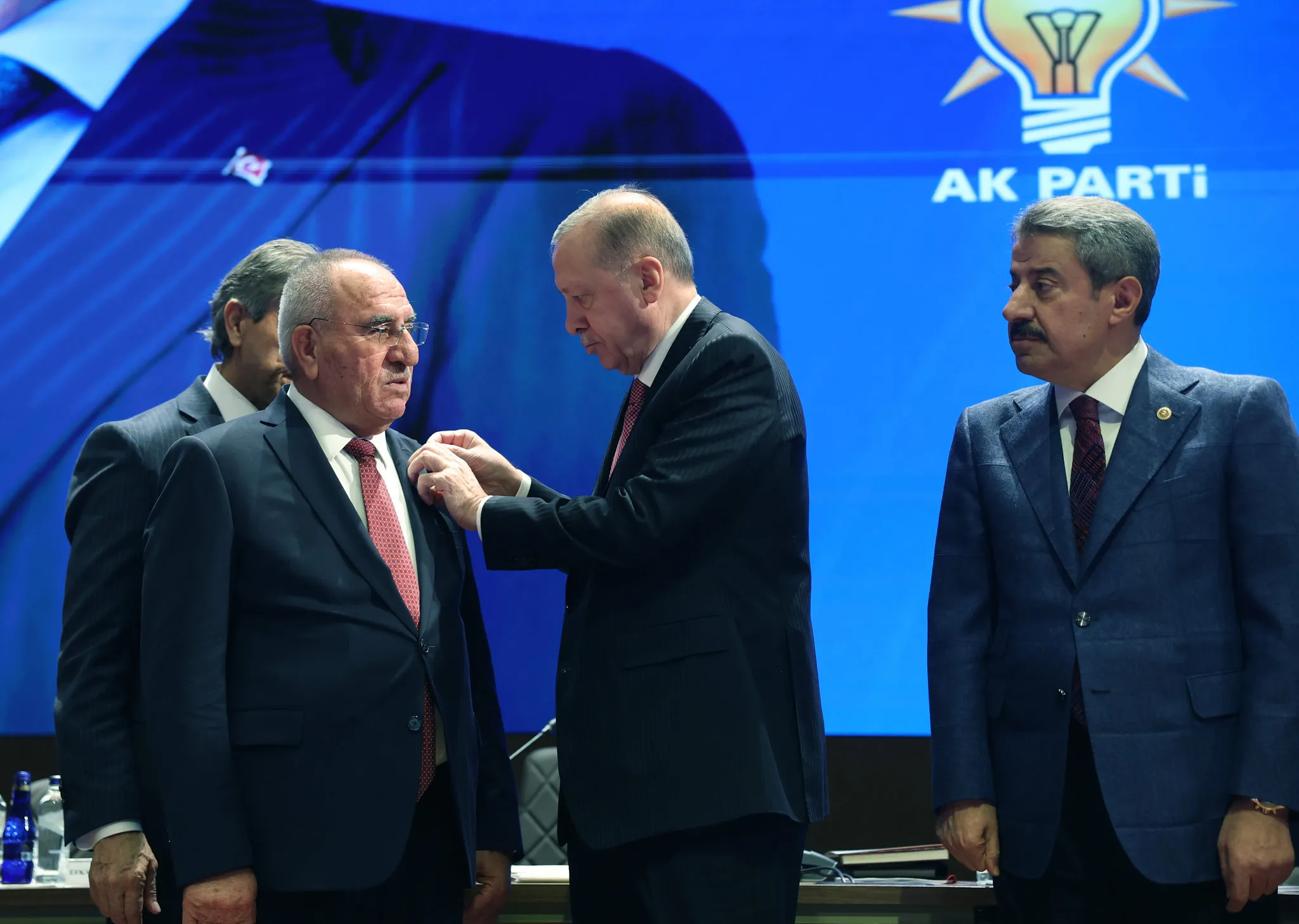 4 belediye başkanı AK Parti'ye katıldı! Rozetleri Başkan Erdoğan taktı