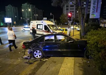 Ankara'da feci kaza! Önce trafik levhasına sonra duvara çarparak durabildi: 5 yaralı