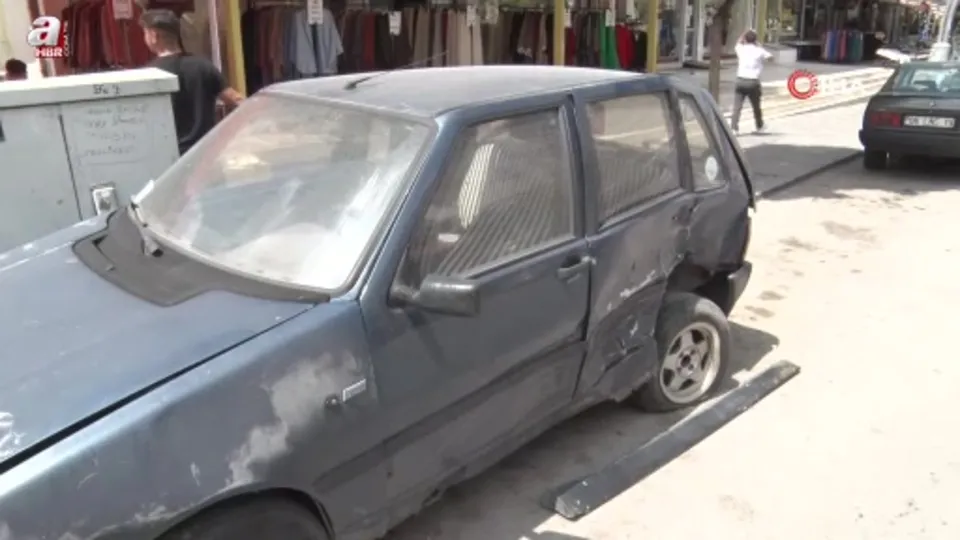 Minibüs park halindeki 4 otomobile çarptı