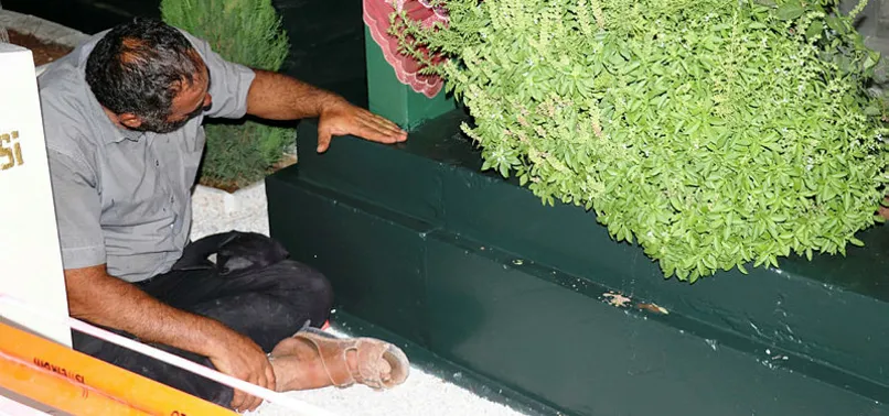 Oğlunun mezarının başında yatıp kalkıyor