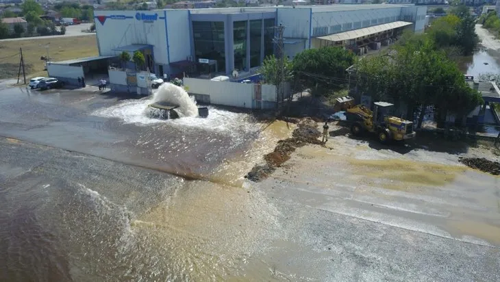 Sancaktepe’de İSKİ boruları patladı! Cadde trafiğe kapandı iş yerini su bastı