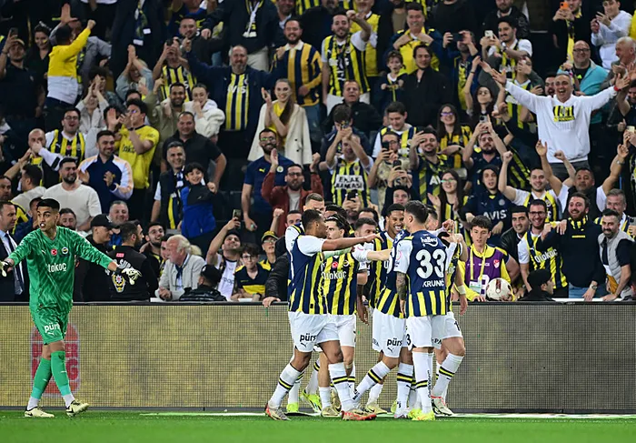 kadikoyde-fener-alayi-fenerbahce-4-2-adana-demirspor-mac-sonucu-1712172482161.jpg Kadıköy'de Fener alayı! Fenerbahçe 4-2 Adana Demirspor (MAÇ SONUCU) - 3