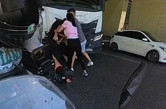 Trafikte tartıştı herkesin gözü önünde kafa attı! Yer: İstanbul - 1
