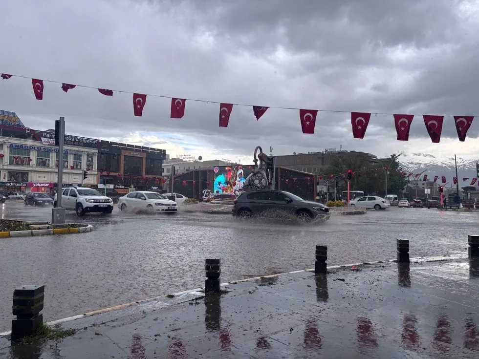 Erzincan’da sağanak sonrası cadde ve sokaklar su altında - 3