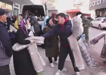 Kocaeli’de mağaza açılışında bedava halı izdihamı