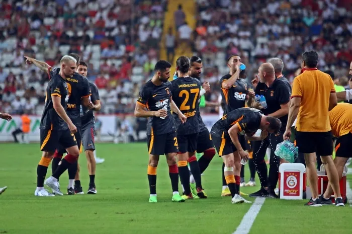 antalyaspor-galatasaray-canli-anlatim-direkten-donen-top-kacan-penalti-1659903593950.jpg Antalyaspor - Galatasaray: 0-1 (MAÇ SONUCU ÖZET) | Gomis 90'da attı... - 9