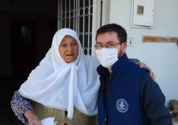 En samimi teşekkür! Maaşını getiren görevliyi alnından öptü