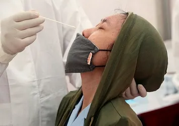 Kovid-19 test çubuklarını yıkayıp tekrar kullanmışlar! Büyük skandal