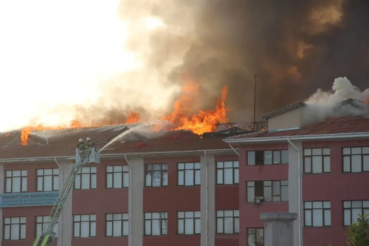 Konya’da bir lisenin çatısında yangın çıktı