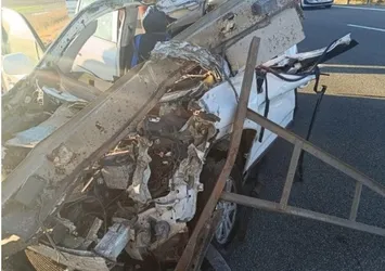 Otomobil hurdaya döndü! 1 ölü 1 gözaltı