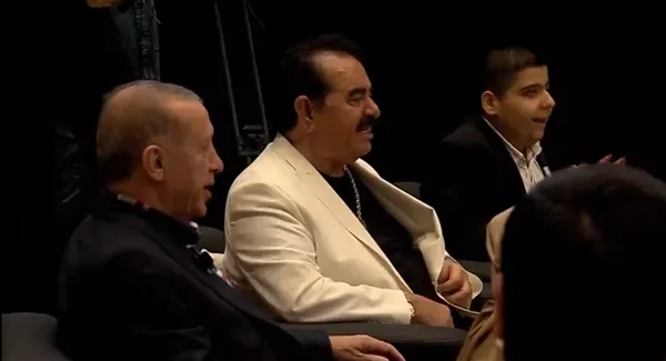 sanliurfada-renkli-anlar-baskan-erdogan-gulum-benim-sarkisina-eslik-etti-1670175790001.jpg Şanlıurfa'da renkli anlar: Başkan Erdoğan 'Gülüm Benim' şarkısına eşlik etti