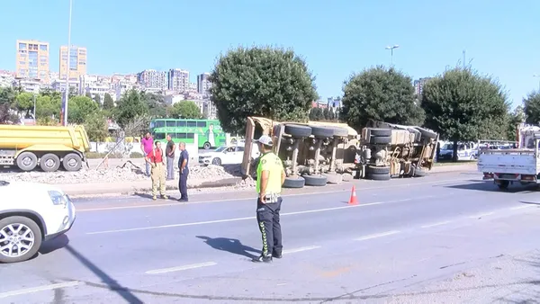 istanbulda-feci-kaza-hafriyat-kamyonu-devrildi-trafik-alt-ust-oldu-1664539486141.jpg