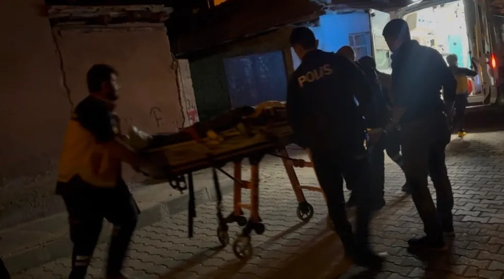 1788820817036.jpg Çorum'un Sungurlu ilçesinde iki arkadaş arasında çıkan tartışma bıçaklı kavgaya dönüştü: 1 yaralı - 1