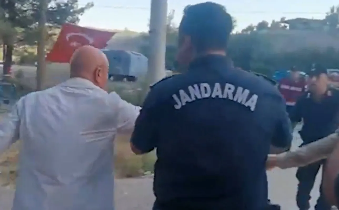 CHP'li Mahmut Tanal Türk askerine 'Eşkıya' diyerek kovaladı! Akbelen'de büyük provokasyon! Elindeki belgeye el koymaya kalktı...