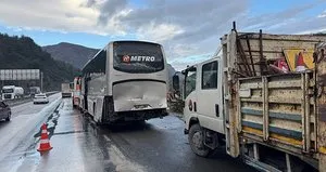 Sakarya’da 6 araç birbirine girdi: 15 yaralı