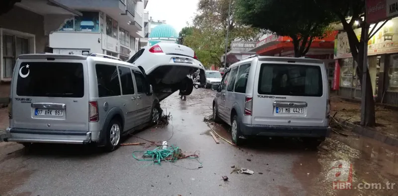 Antalya'da kuvvetli yağış sele neden oldu: Acı haber geldi! Kumluca ve Finike'de eğitime 1 gün ara verildi | Hayati uyarı 10