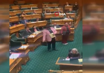 Parlamento toplantısında dans etti! Böyle atıldı