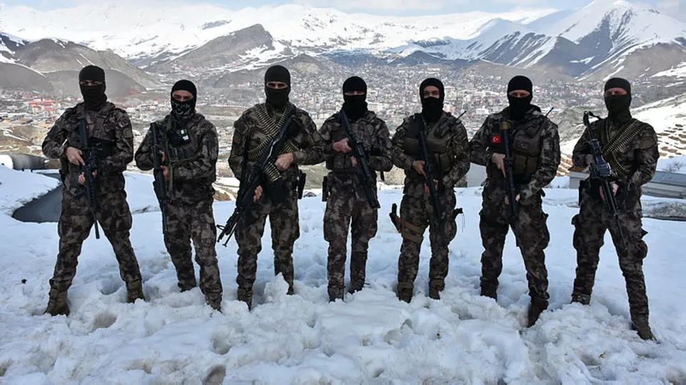 Hakkari'de hainlere göz açtırmıyorlar