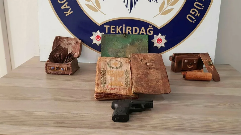 Tekirdağ'da 600 yıllık Tevrat ve Tasvir ele geçirildi