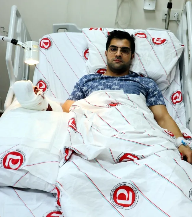 ankarada-hastasinin-bicakladigi-doktor-1-santim-ile-felc-olmaktan-kurtuldum-1622635988916.jpg Ankara'da hastasının bıçakladığı doktor: 1 santim ile felç olmaktan kurtuldum - 3