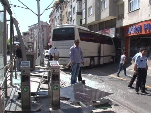 Otobüs, tramvay durağına daldı