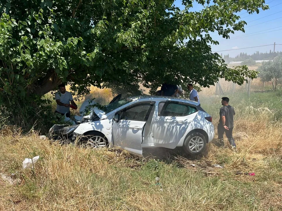 İzmir'de otomobil ağaca çarptı: 4 ağır yaralı - 1