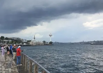İstanbul'da yağmur birden bastırdı! Vatandaşlar zor anlar yaşadı
