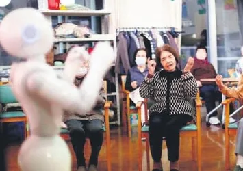 Yaşlılar robotlara emanet