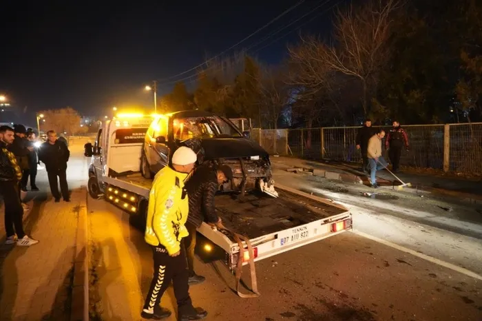 nigdede-facia-gibi-kaza-isci-servisi-ile-otomobil-carpisti-11-yarali-1766420114475.jpeg Fotoğraf (İHA)