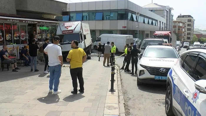 istanbulda-kimyasal-panigi-elektrik-diregine-carpti-yola-akti-1714046775986.jpeg İstanbul'da kimyasal paniği! Elektrik direğine çarptı yola aktı - 2