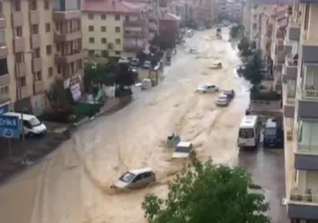 Son dakika: Ankara sele teslim! Su altında kalan caddelerde araçlar sürüklendi