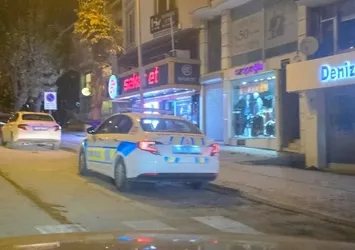 "Yan baktın" kavgasında dehşet! Bacağına saplanan bıçakla karnını yardı