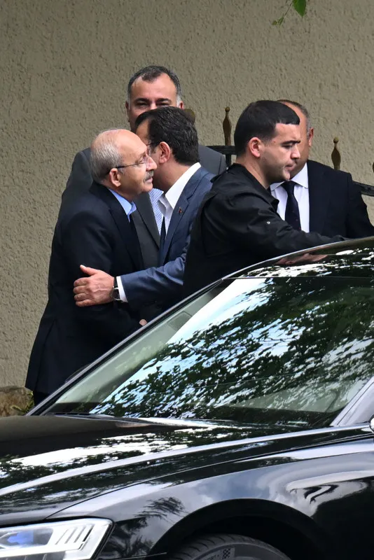 Ekrem İmamoğlu delege avında! Koltuk için tüm tuşlara basıyor