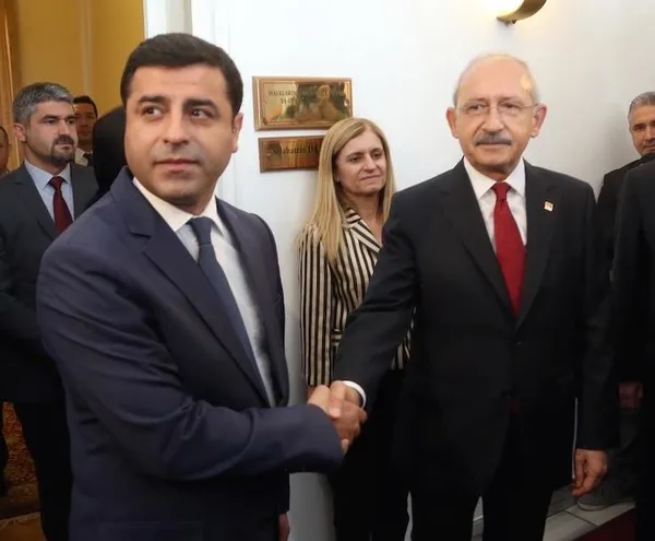hdpli-selahattin-demirtas-yine-kemal-kilicdarogluna-oy-istedi-1685183148072.jpeg HDP'li Selahattin Demirtaş yine Kemal Kılıçdaroğlu'na oy istedi! - 7